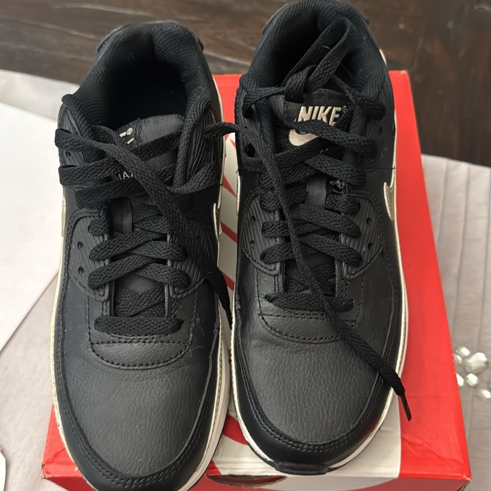 Nike Air Max 90 LTR Black and Gold Sneakers - Picture 3 of 6